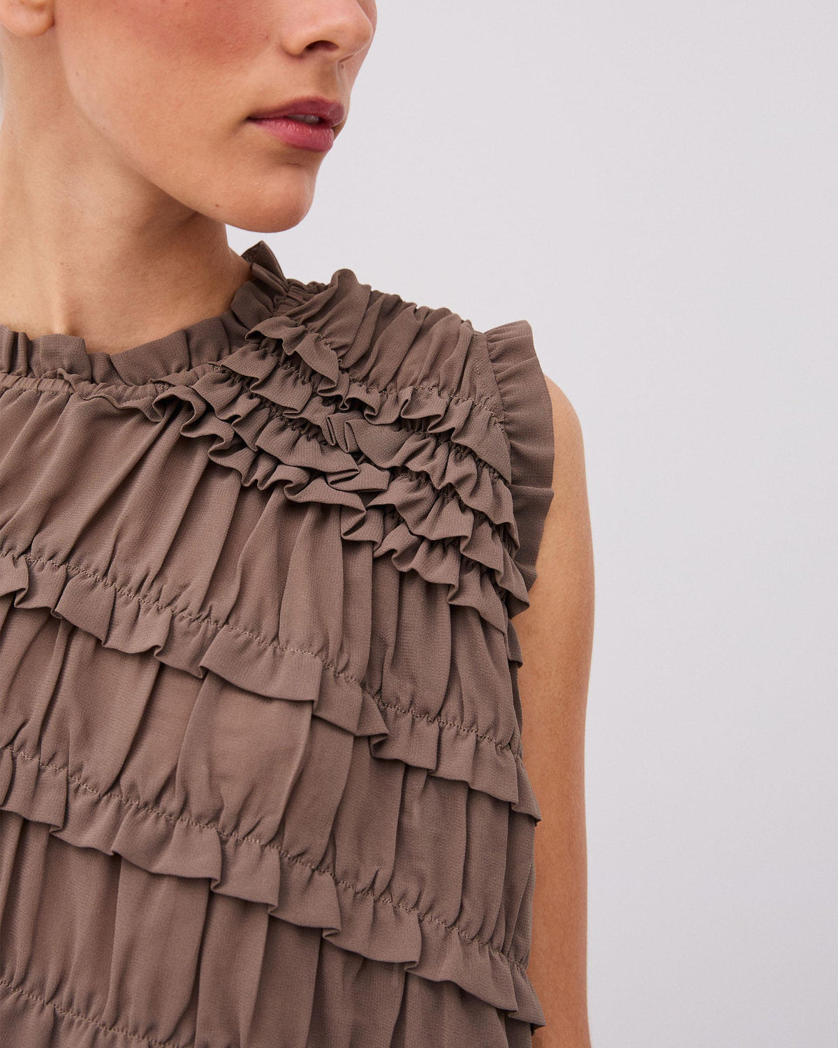 Top Taupe sans Manches à Volants Diagonaux