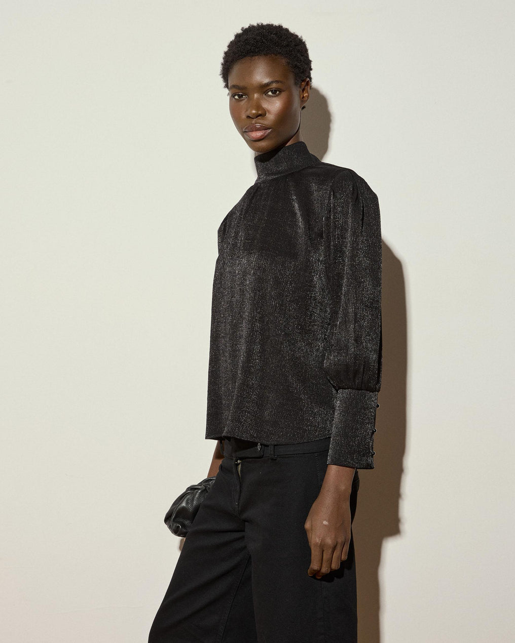 Blusa Cuello Alto Brillo Negro