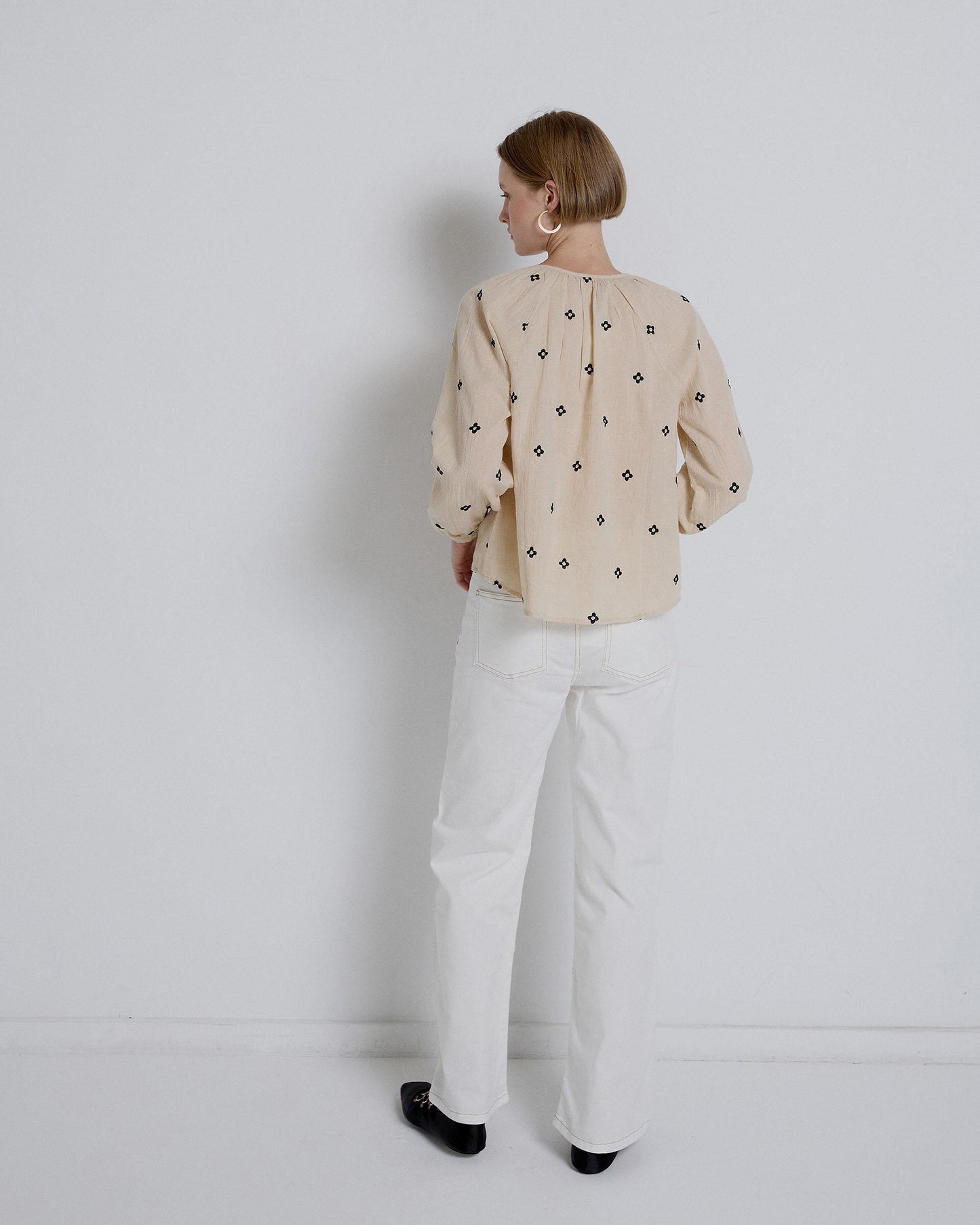 Blusa Bordados Flores Crudo