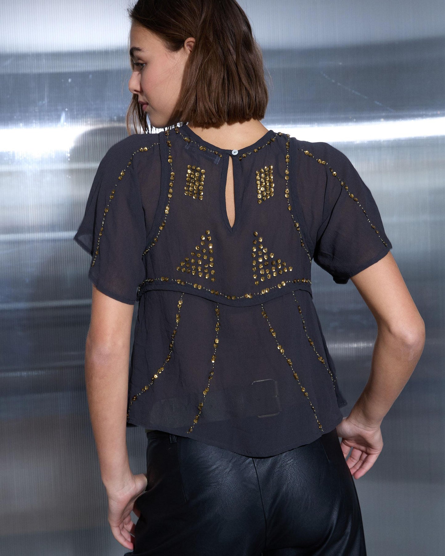 Top com abertura de lantejoulas antracite