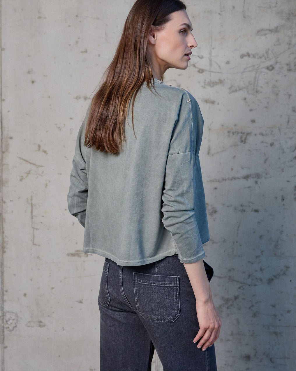 Camiseta Tachuelas Estrellas Hombros Verde Oscuro