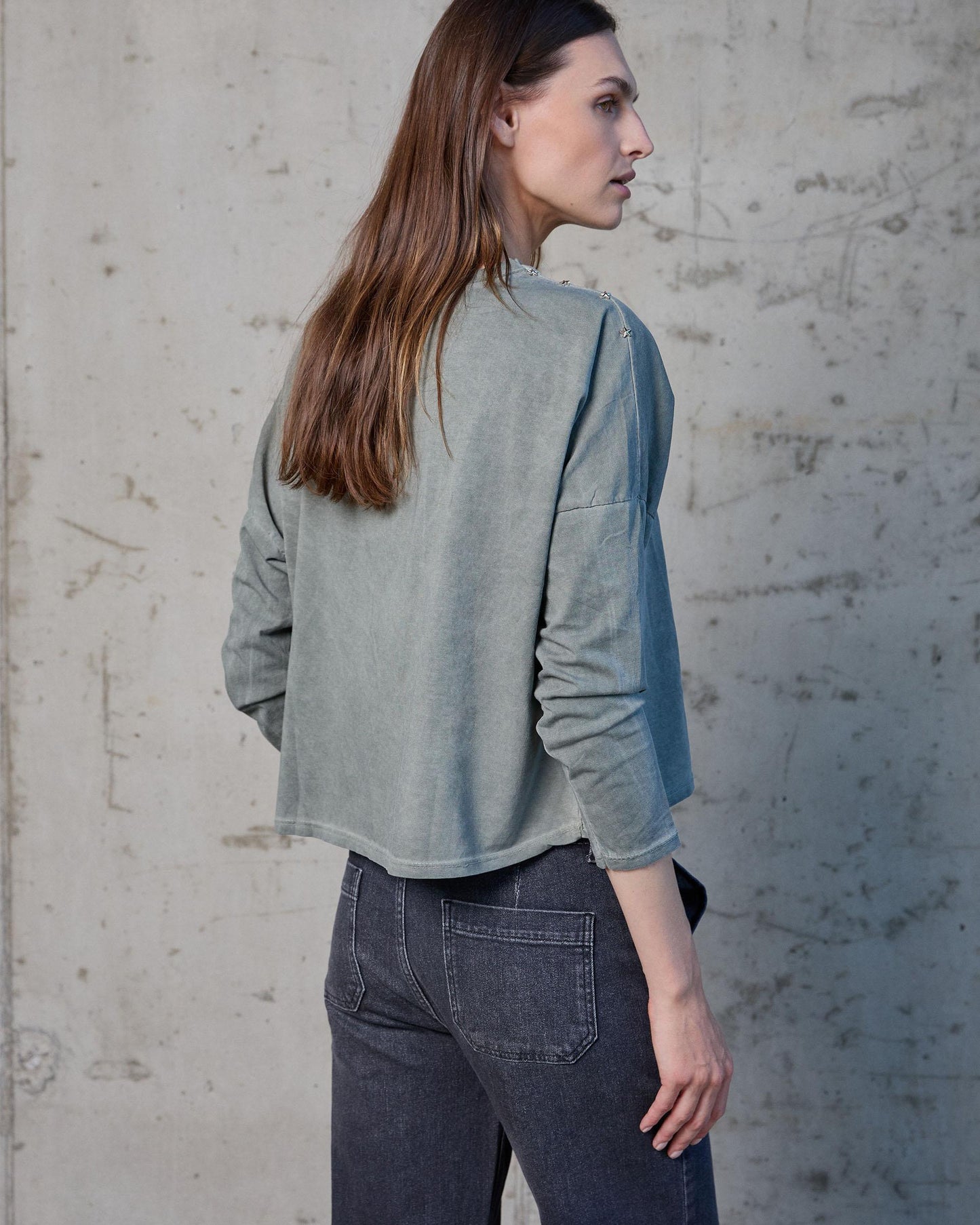 Camiseta Tachuelas Estrellas Hombros Verde Oscuro