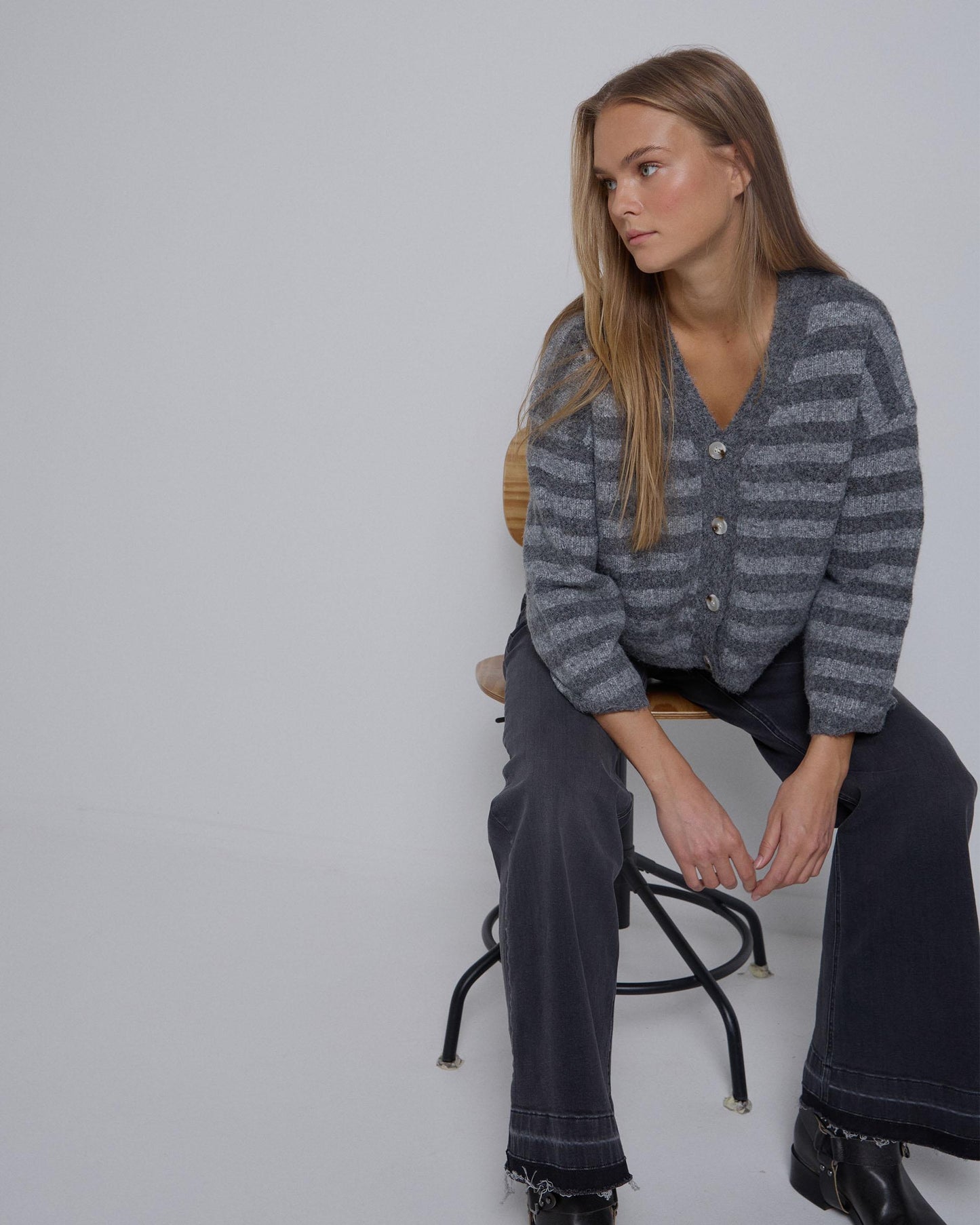 Casaco de malha cinza às riscas com decote em V