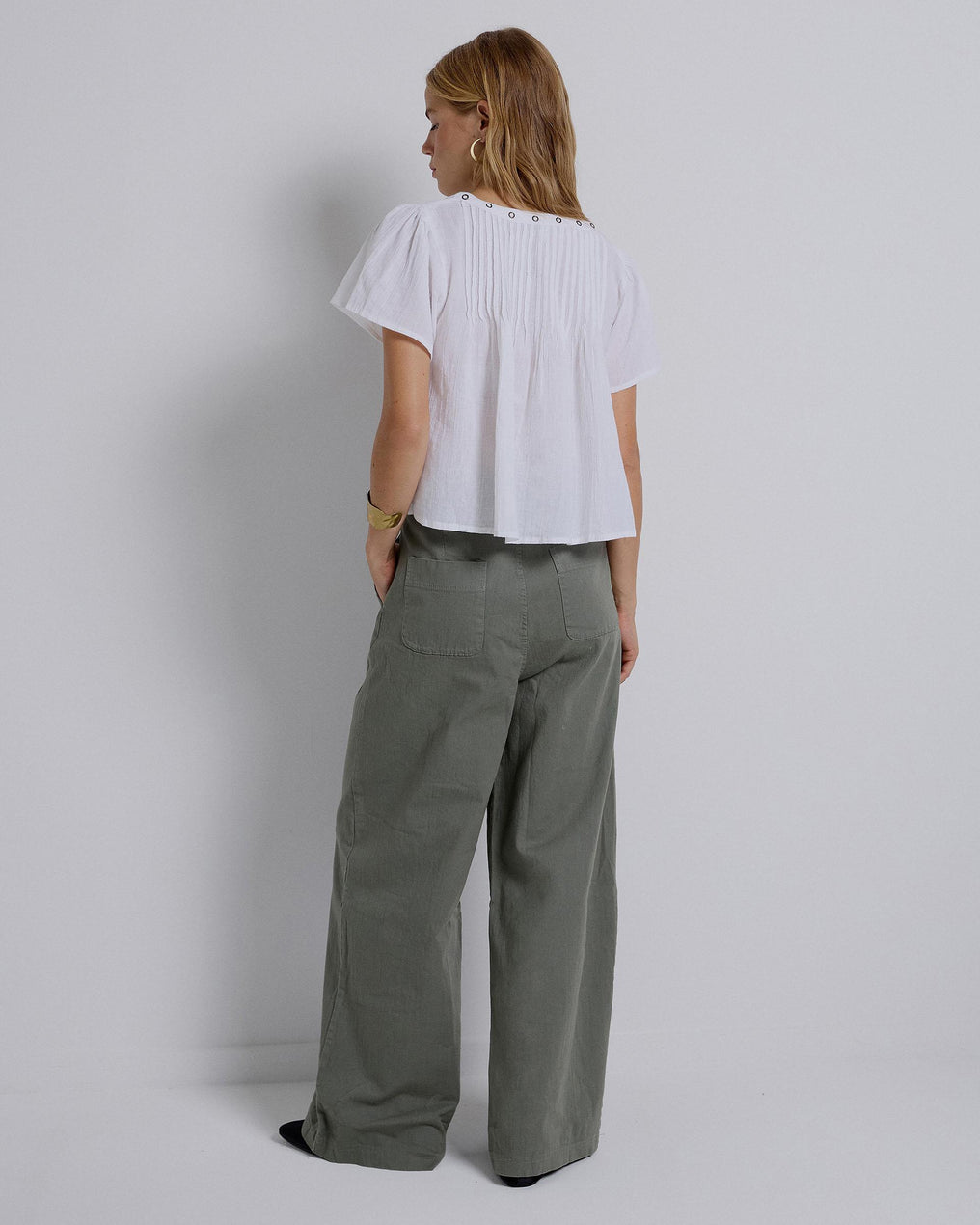 Blusa branca com decote redondo