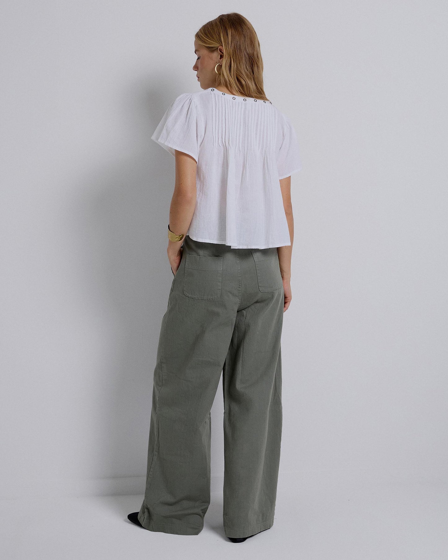 Blusa branca com decote redondo