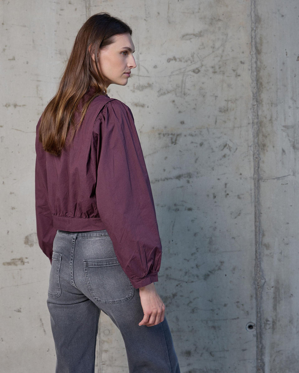 Camisola roxa com lapela e ombro