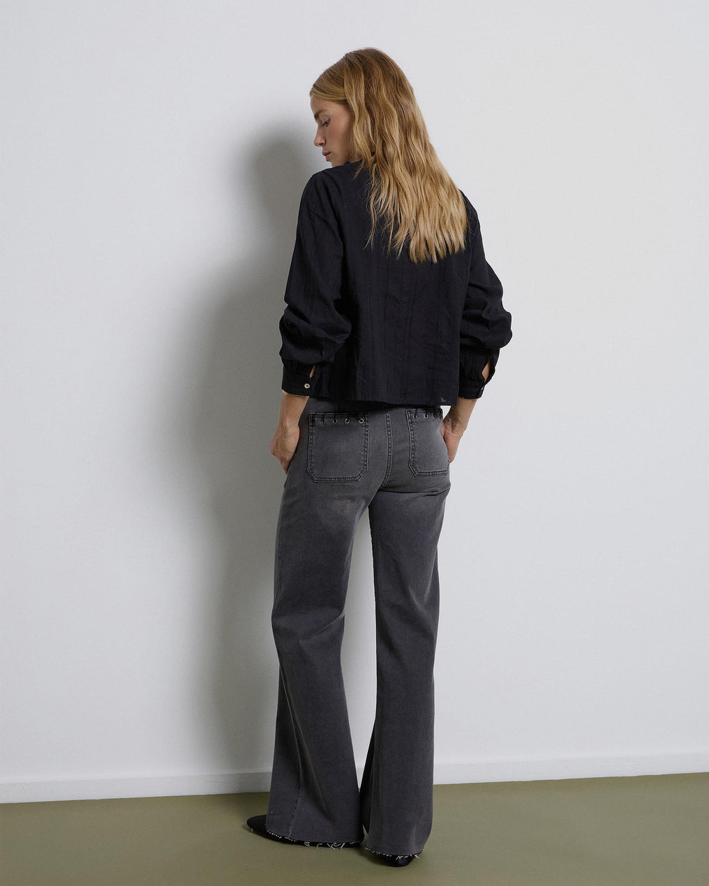 Blusa preta às riscas com folhos