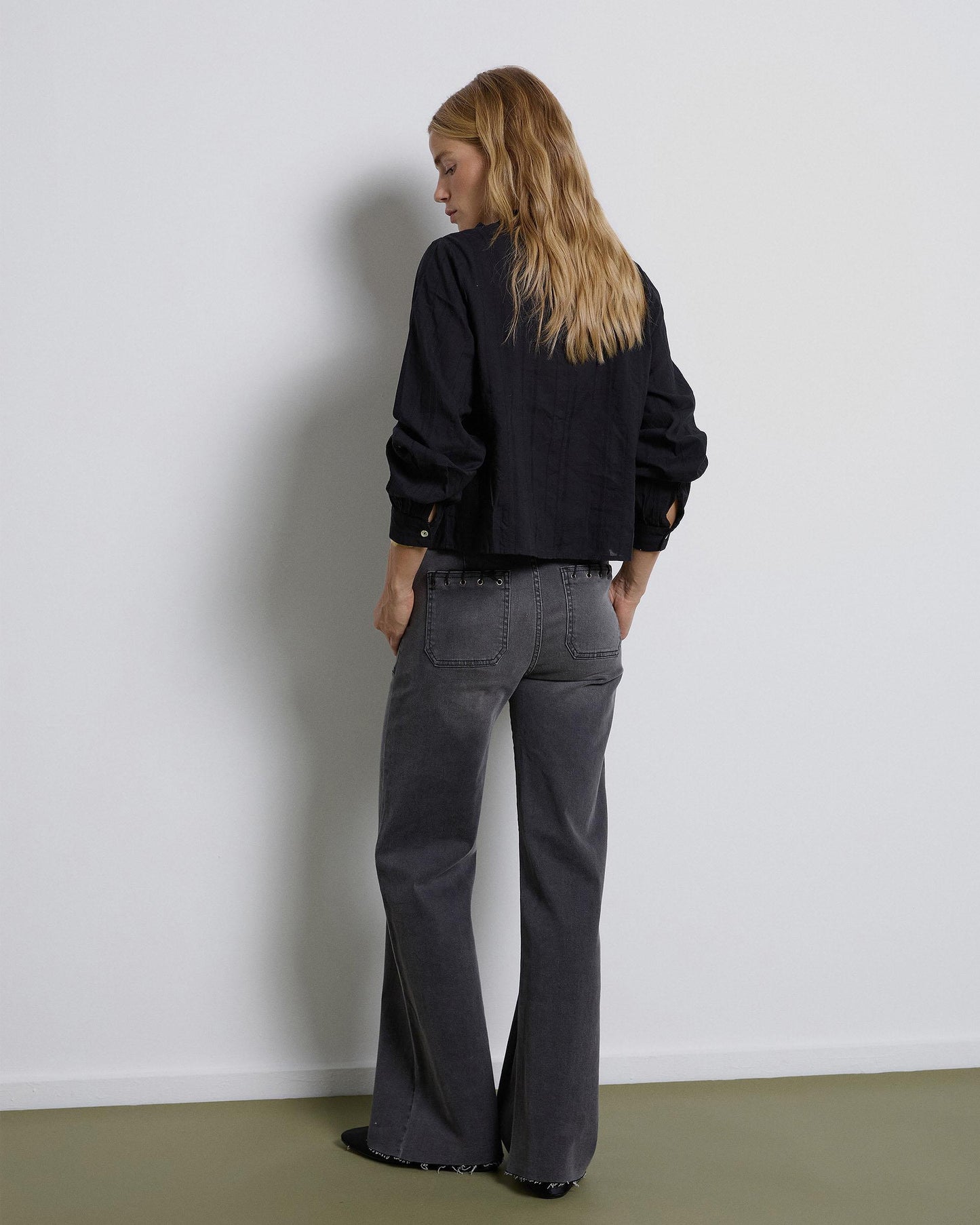 Blusa preta às riscas com folhos