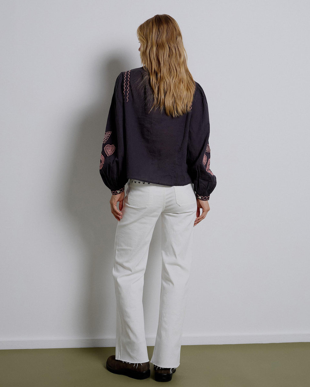 Blusa Bordados Delanteros Antracita