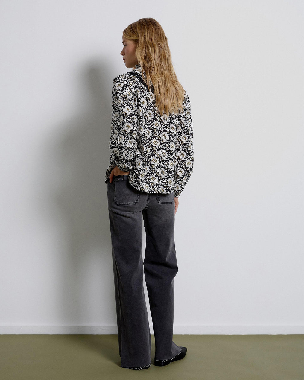 Blusa preta com jugo de renda estampada