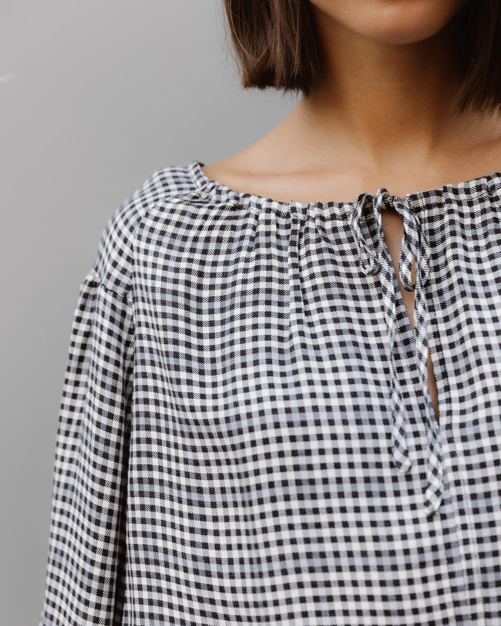 Blusa Preta de Xadrez com Laço