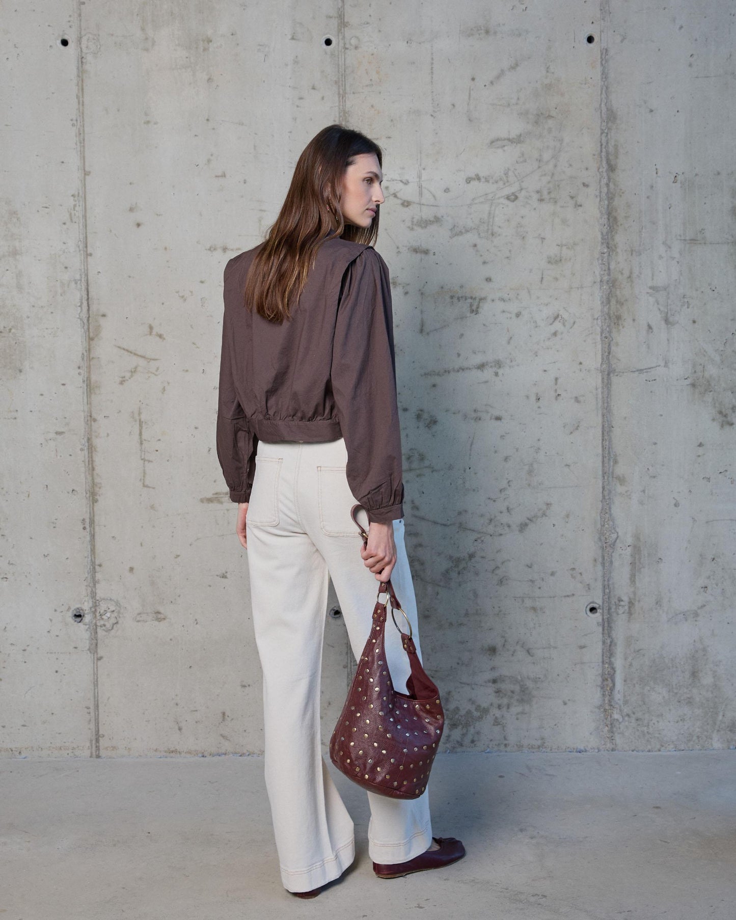 Camisola castanha com lapela e ombro