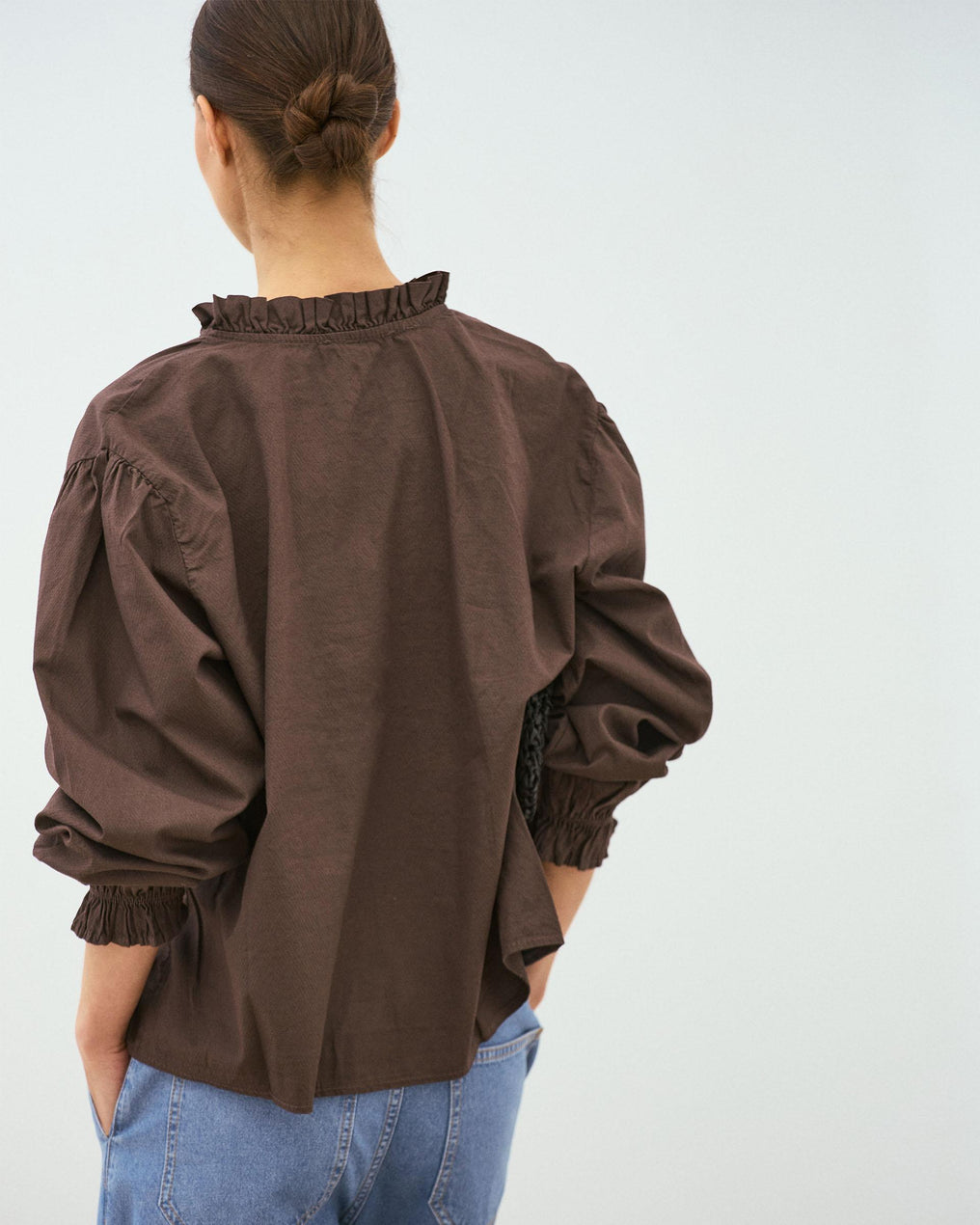 Blusa Detalle Volante Cuello Marrón