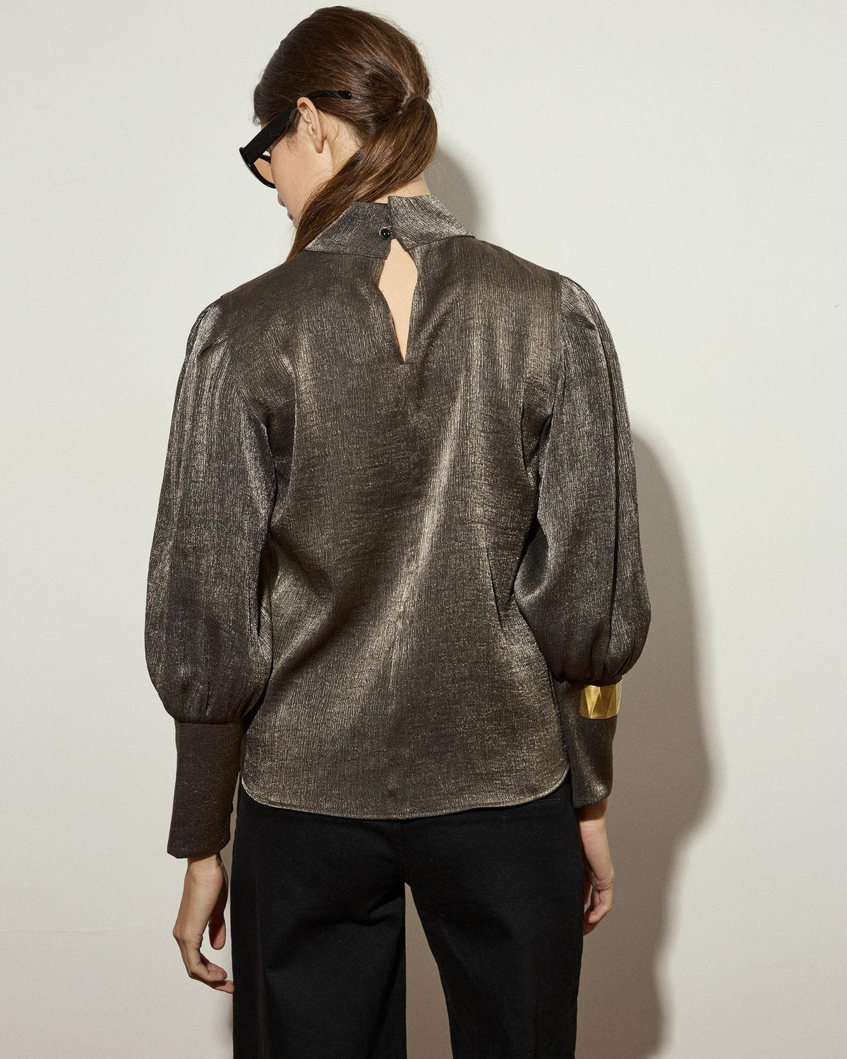 Blusa Cuello Alto Brillo Marrón