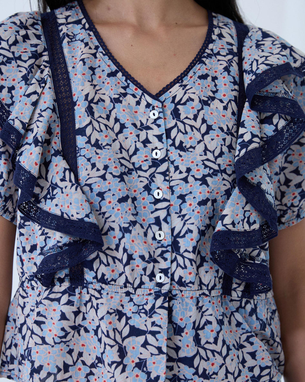 Blouse Bleue Imprimée à Manches Courtes, Boutons et Volants