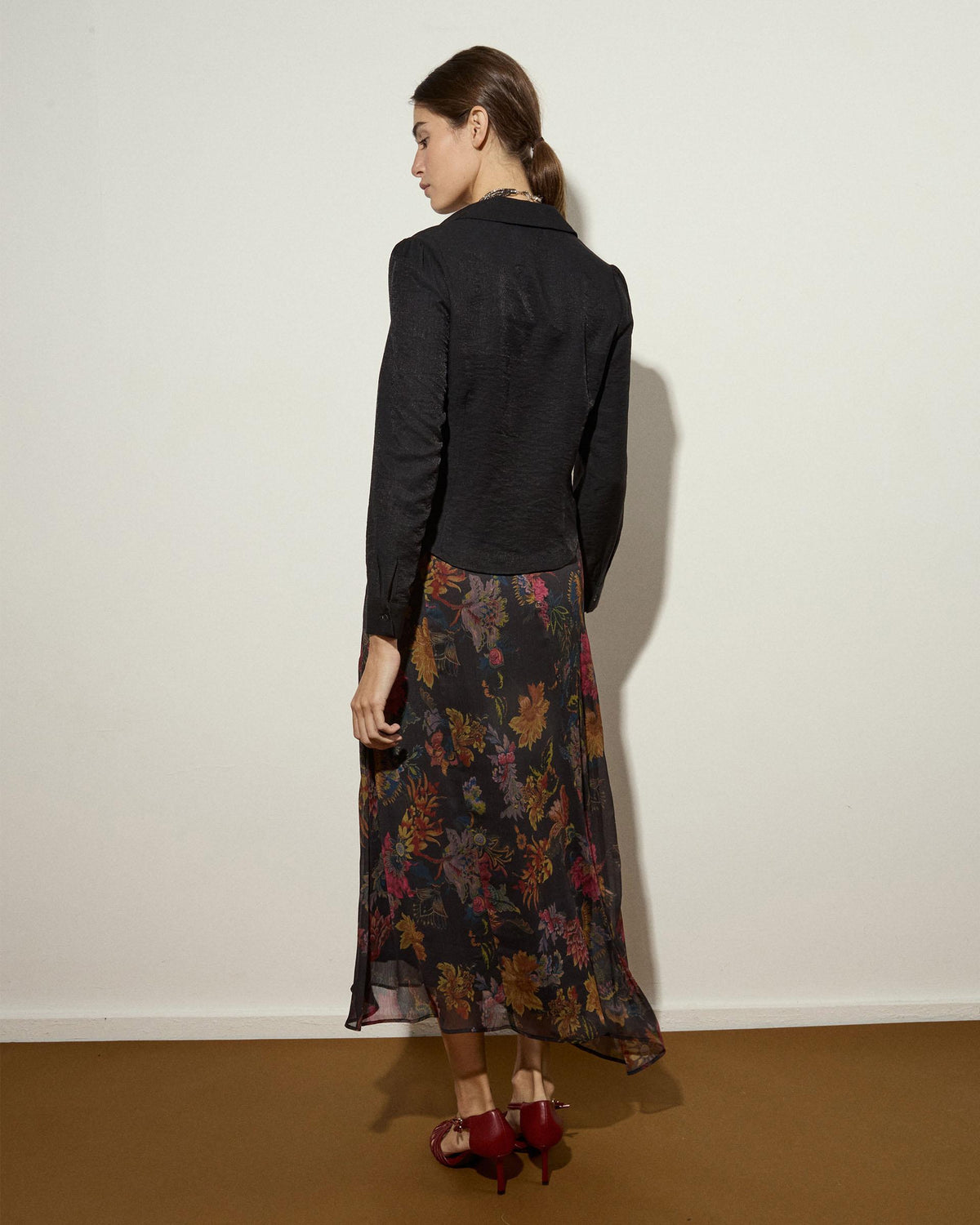 Falda Bajo Asimétrico Estampado Floral Negro