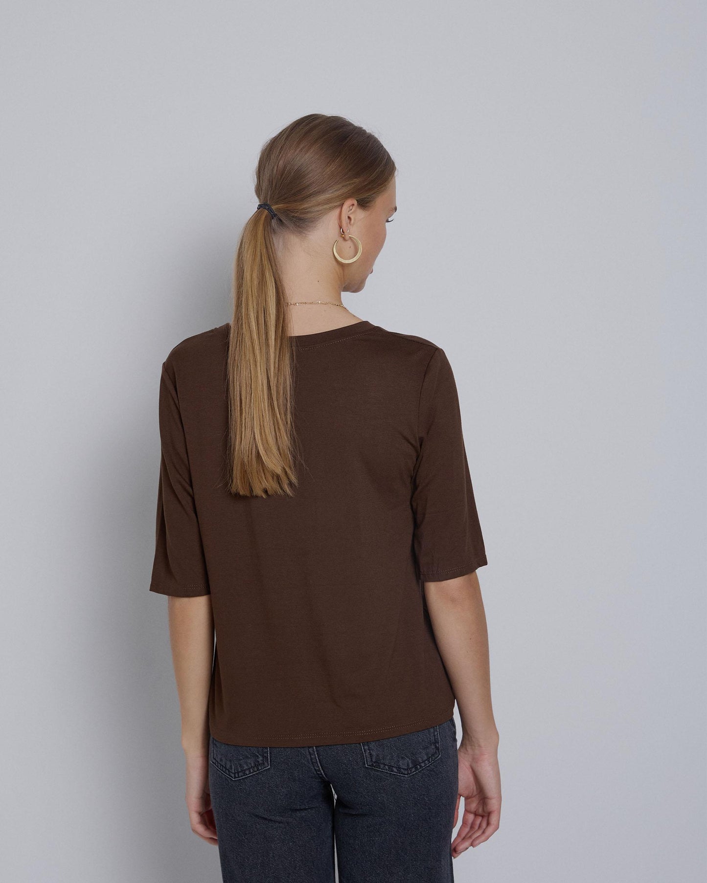T-shirt castanha de manga francesa
