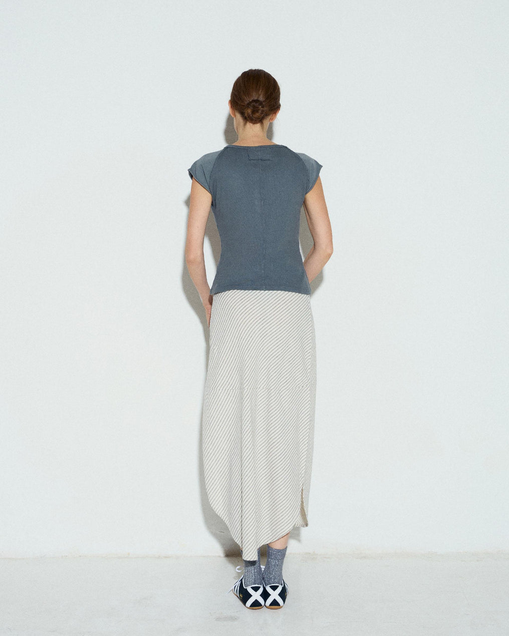 Saia branca com estampado de riscas diagonais