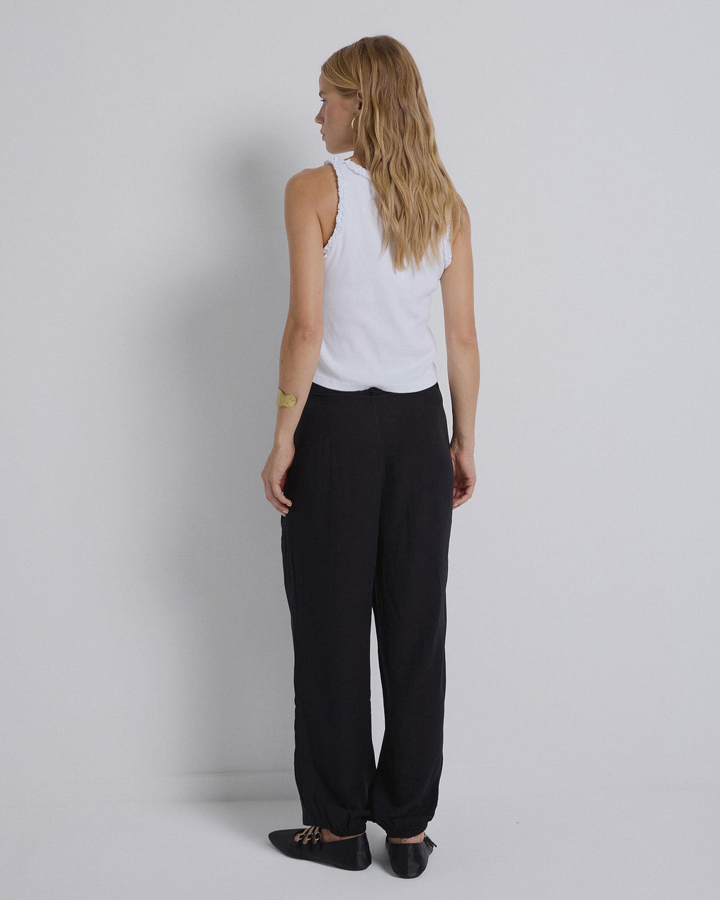 Calça preta com bainha elástica