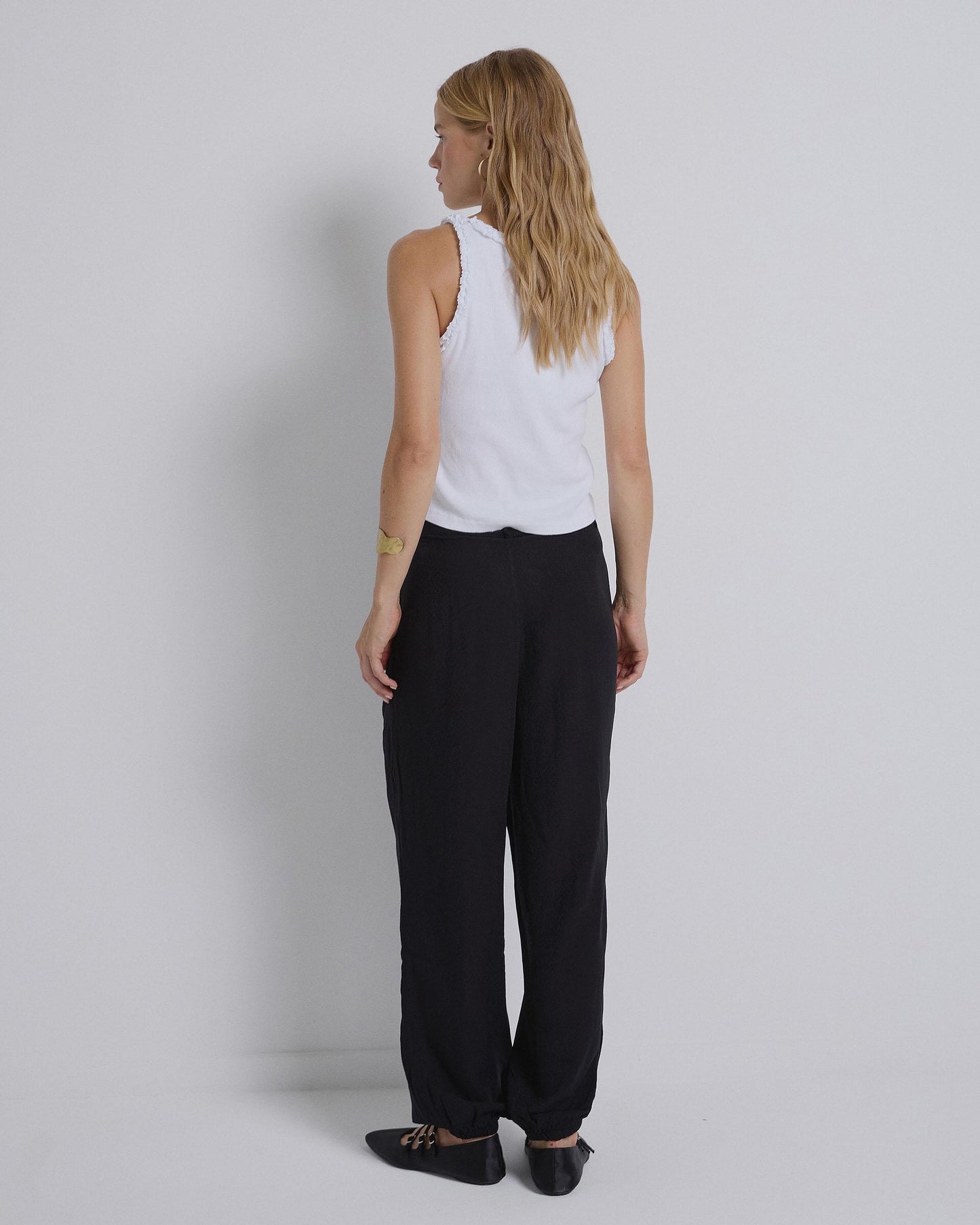 Calça preta com bainha elástica