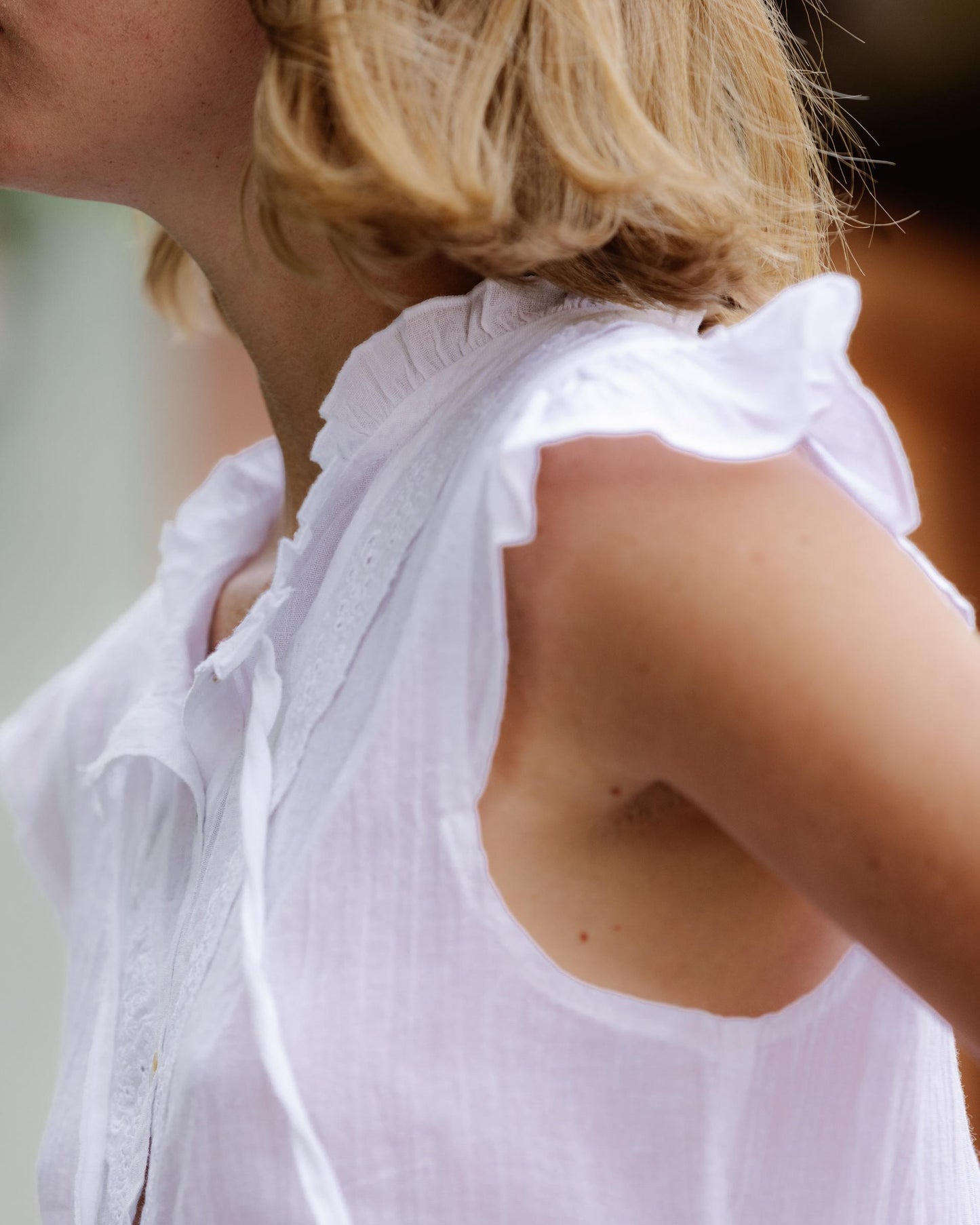 Blusa Sin Manga Volante Troquelados Blanca