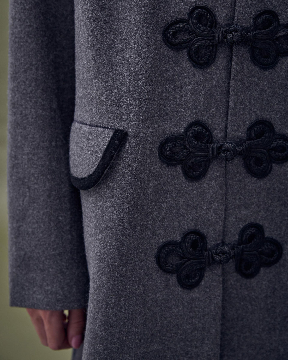 Manteau Long à Brandebourgs Détail Velours Gris