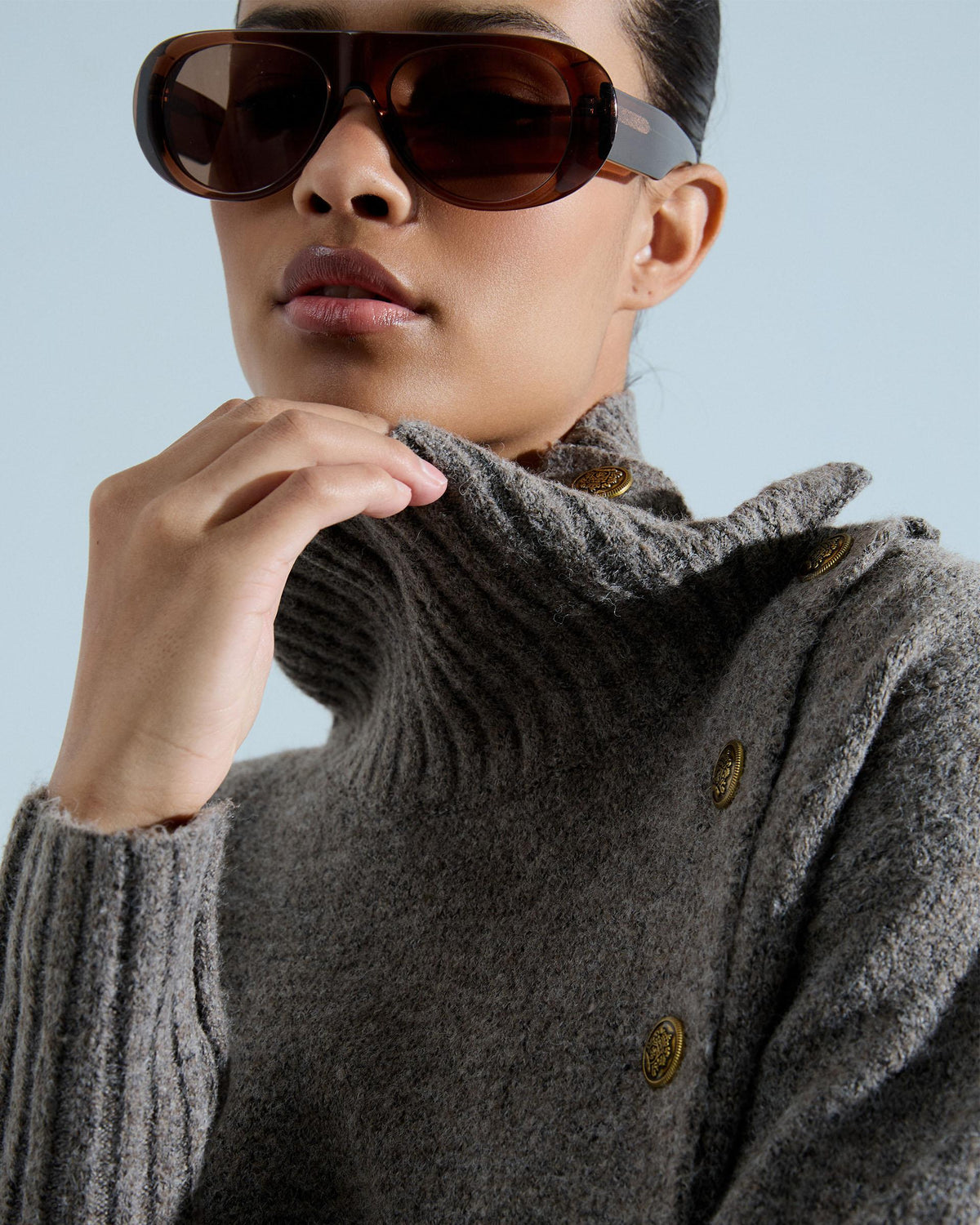 Jersey Cuello Alto Botones Taupe