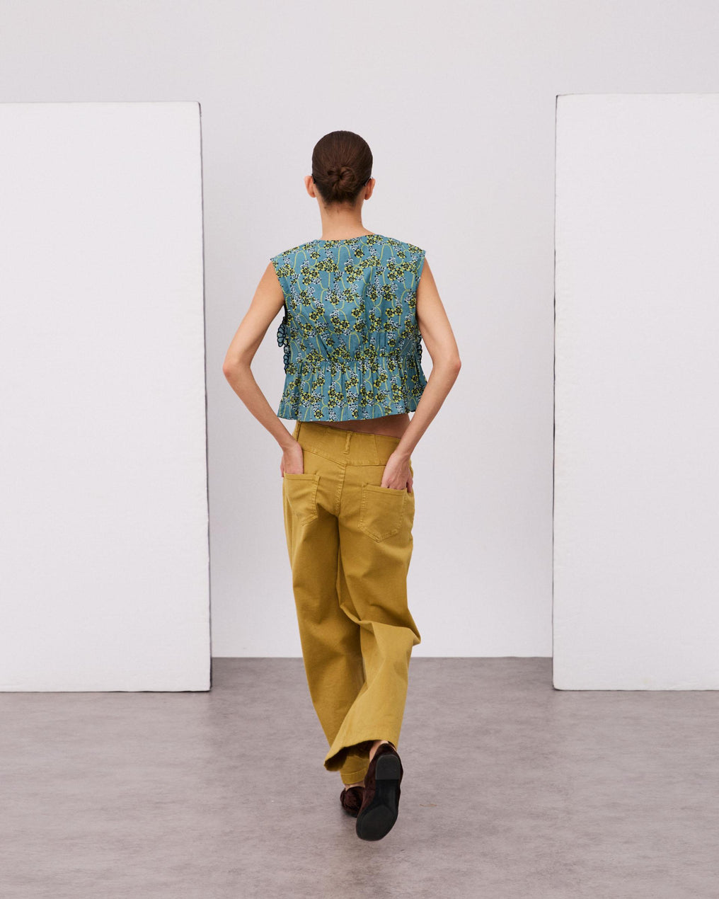 Top Bleu Imprimé à Broderies Florales