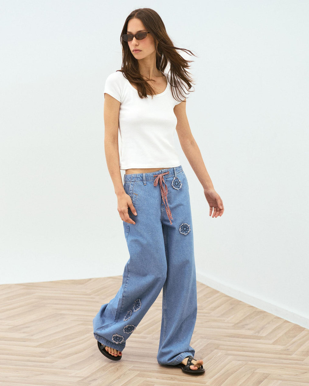 Jeans com Patches Florais Azul
