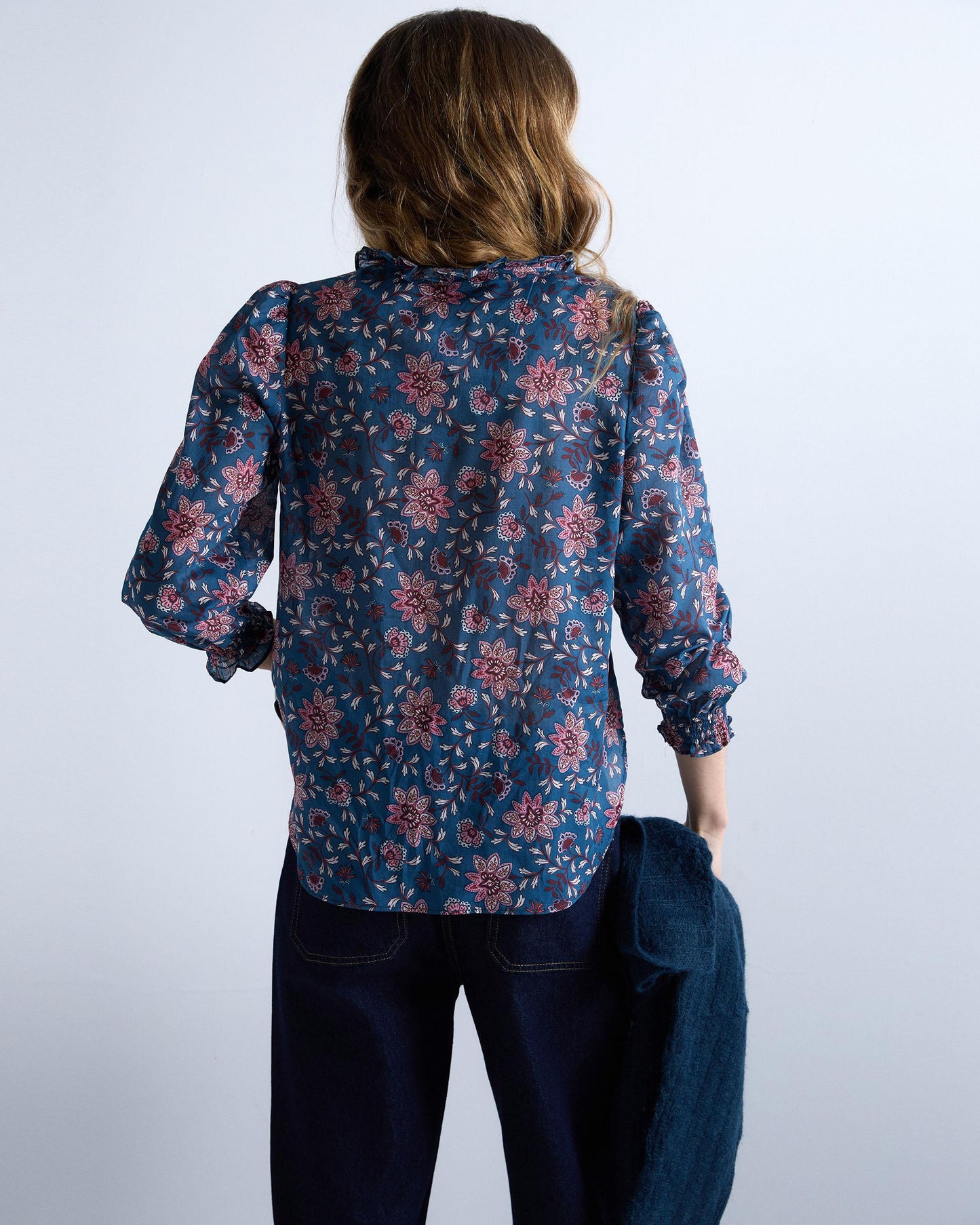 Blusa azul com estampado floral