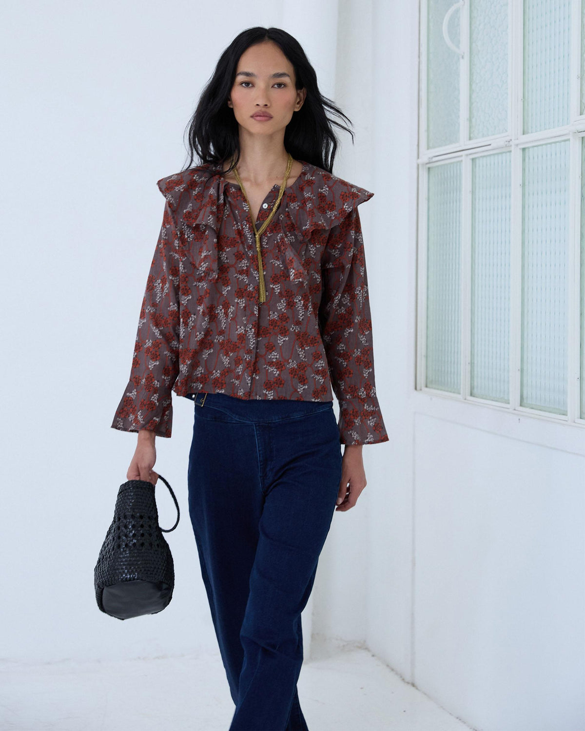 Blusa Volantes Assimétricos Padrão Floral Castanho