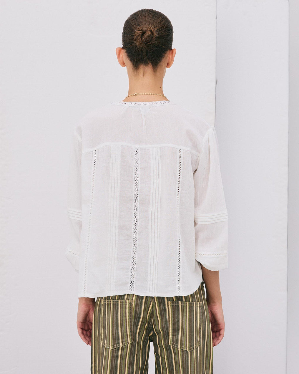 Blusa Escote Pico Puntillas Blanca