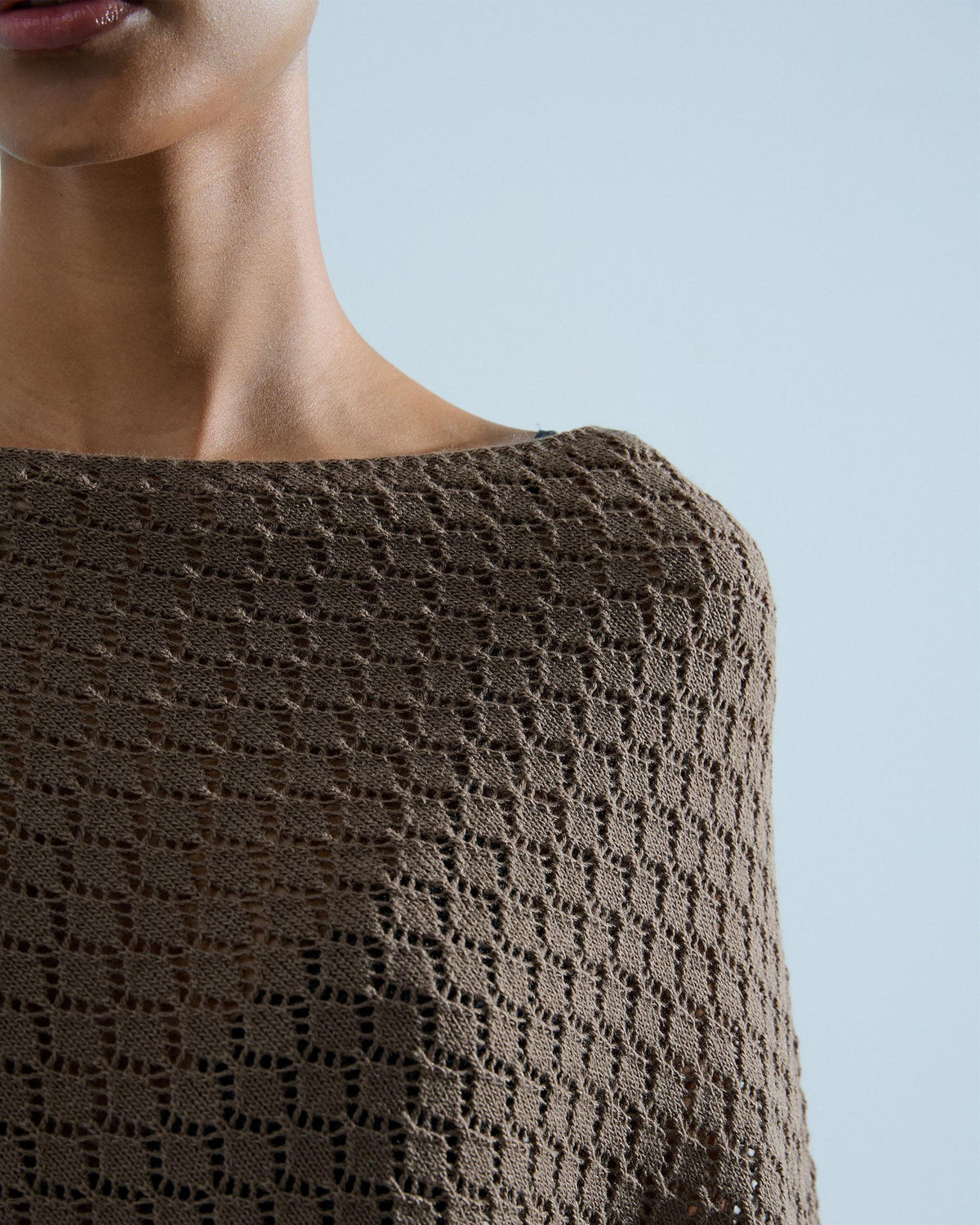 Poncho Taupe Rendilhado em Bico