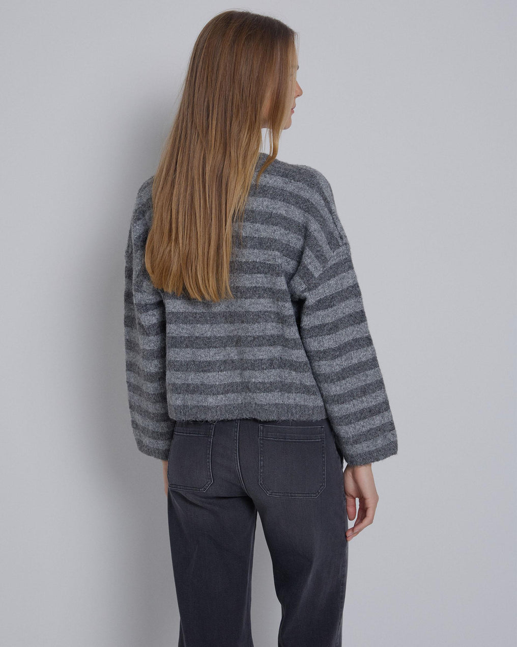 Casaco de malha cinza às riscas com decote em V