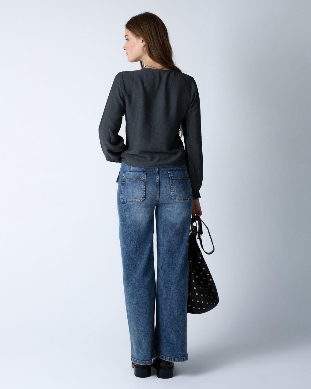 Blusa cinzenta com botões assimétricos