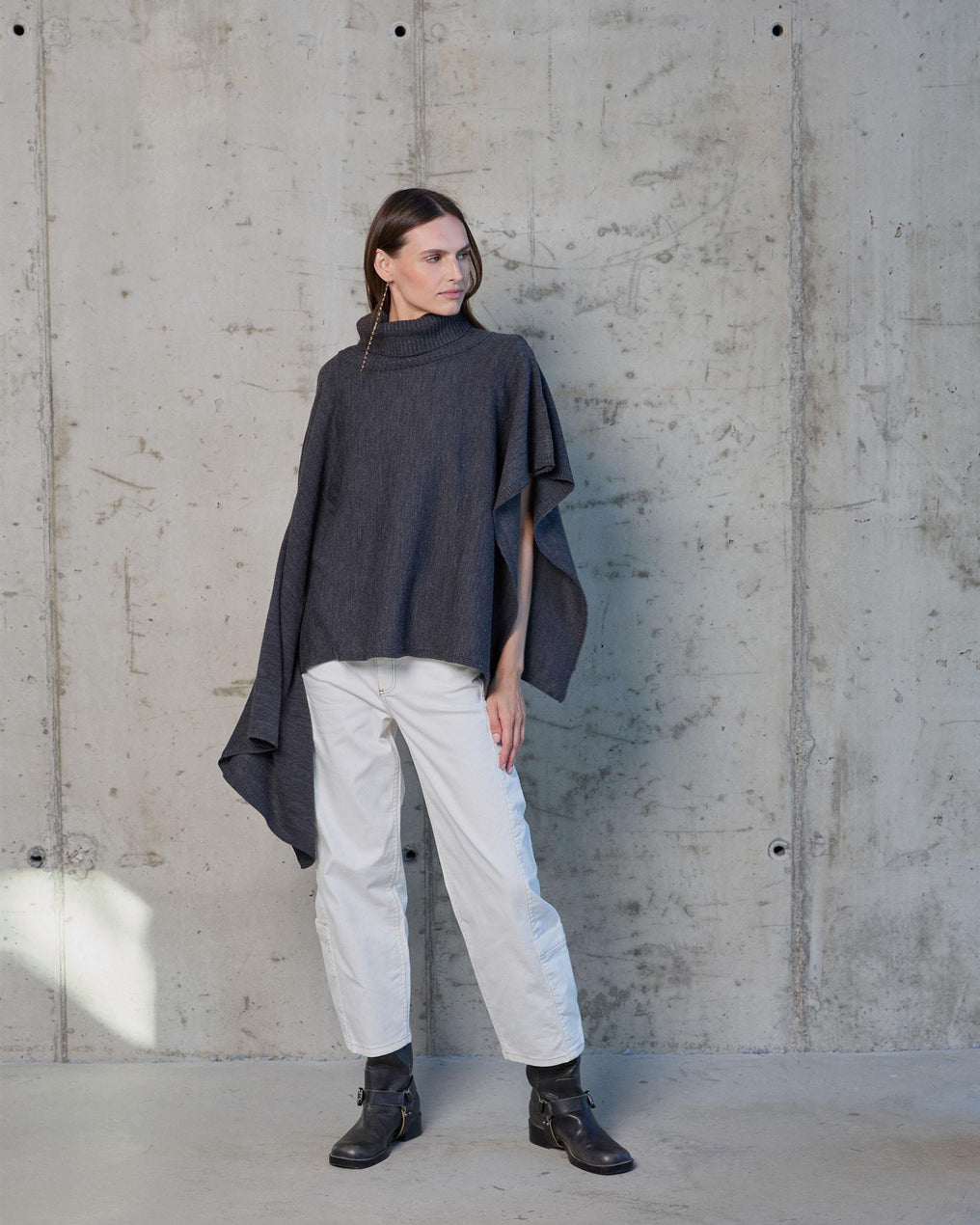 Capa assimétrica de gola alta em antracite