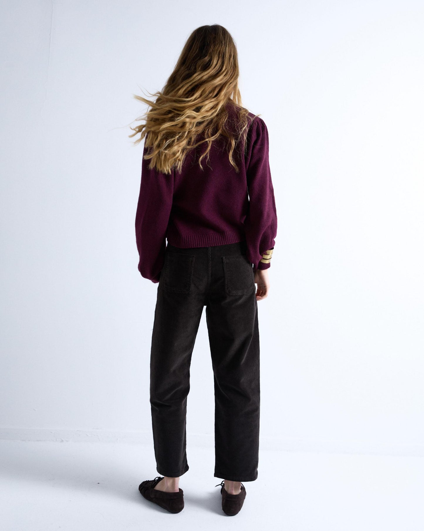 Casaco roxo de abotoamento duplo com fecho de cordões.