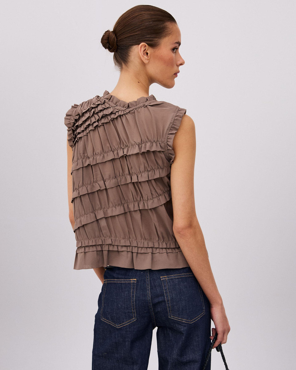 Top Taupe sans Manches à Volants Diagonaux