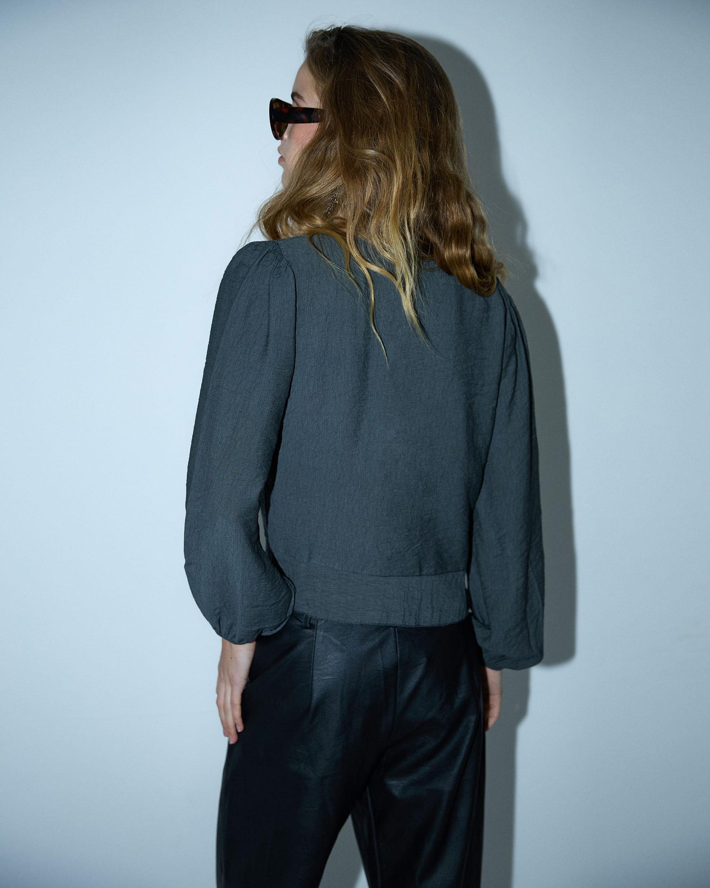 Blusa antracite com franzido frontal