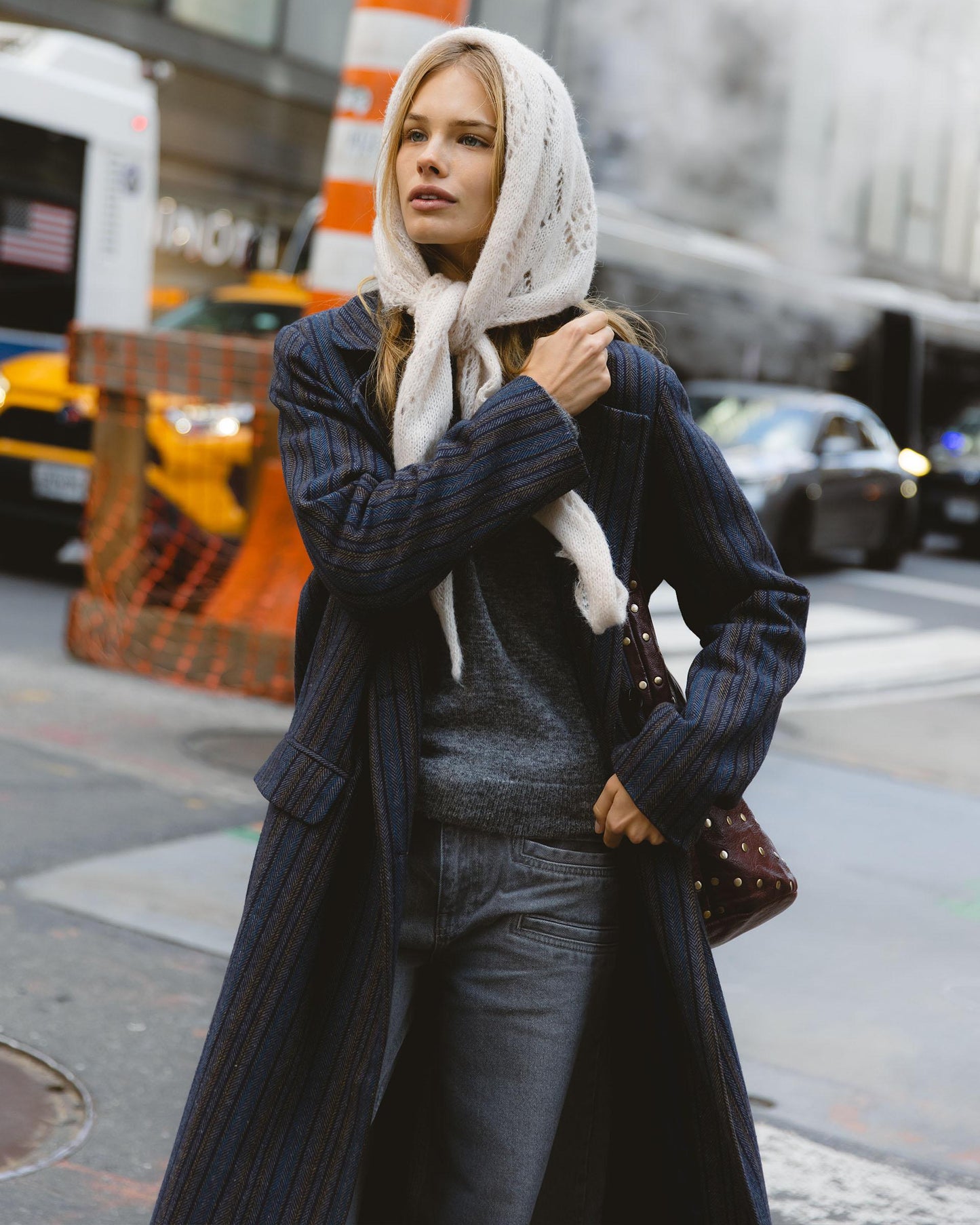 Casaco comprido com botões, riscas em espinha de peixe e lã, azul
