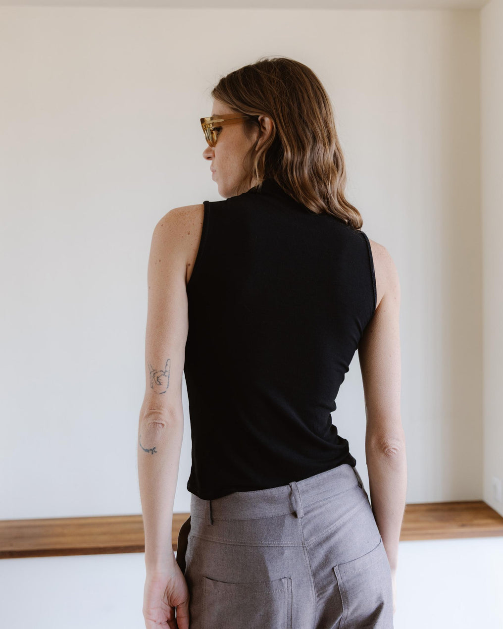 Camiseta Sin Mangas Cuello Subido Negro