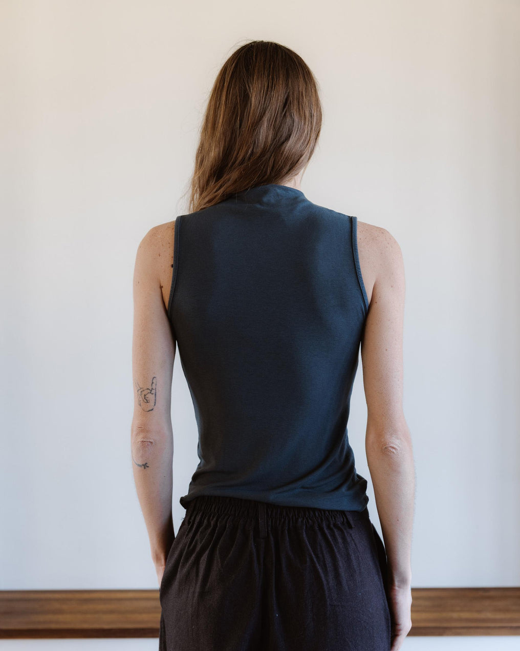 Camiseta Sin Mangas Cuello Subido Antracita