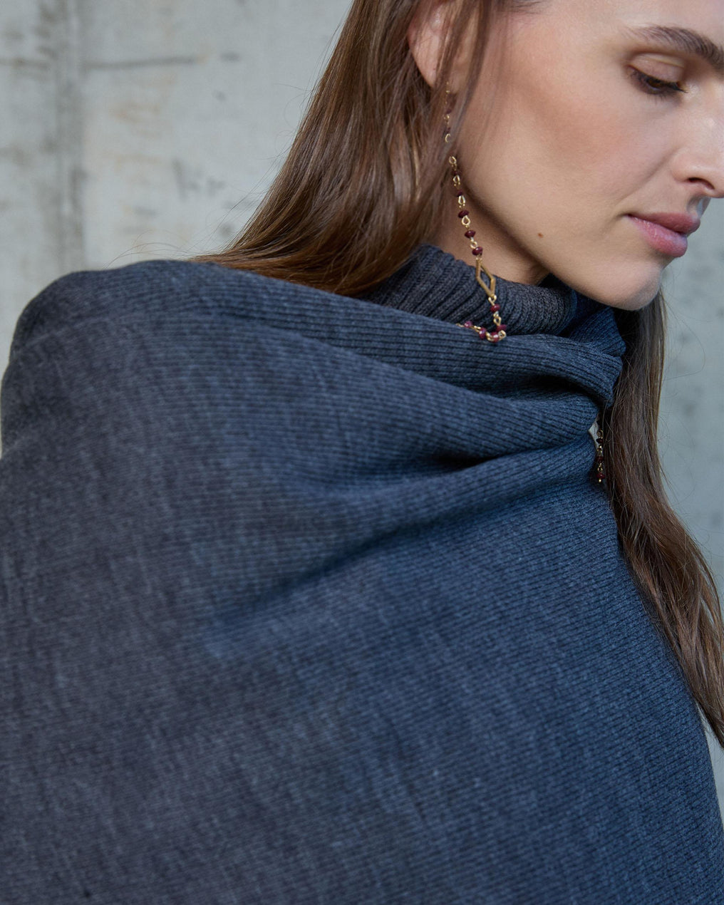 Capa assimétrica de gola alta em antracite