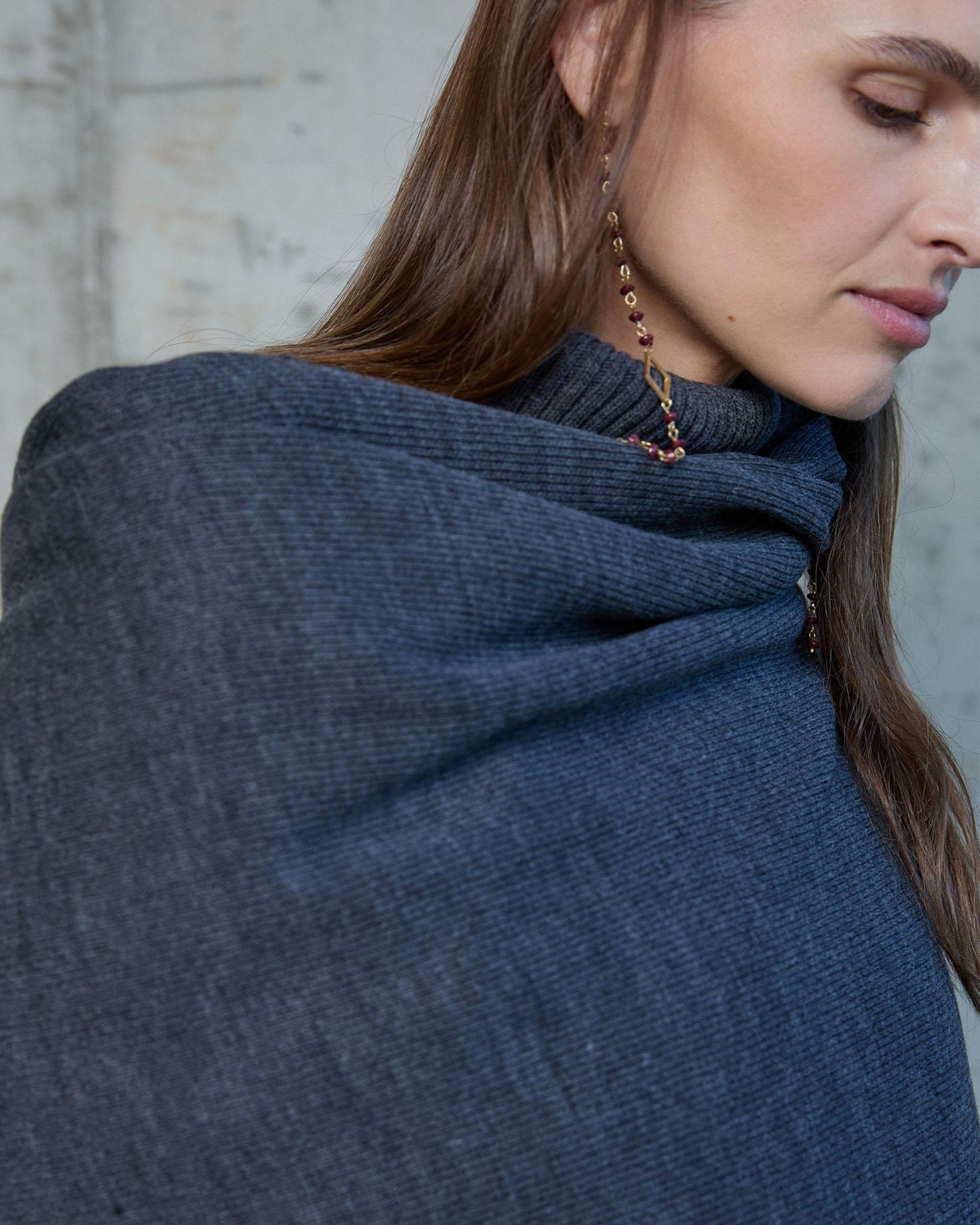 Capa assimétrica de gola alta em antracite