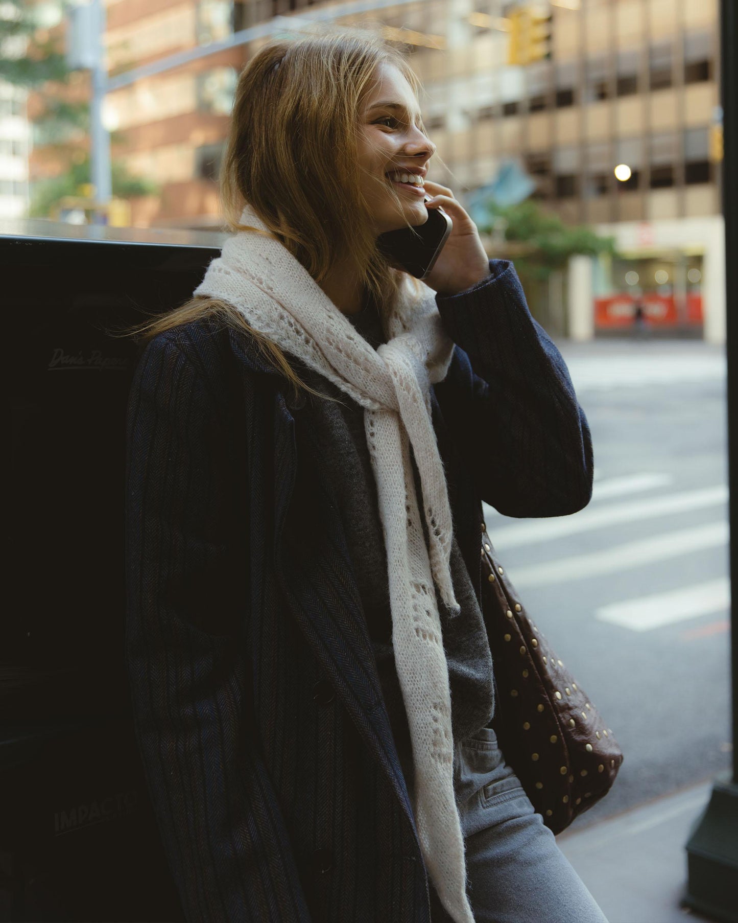 Casaco comprido com botões, riscas em espinha de peixe e lã, azul
