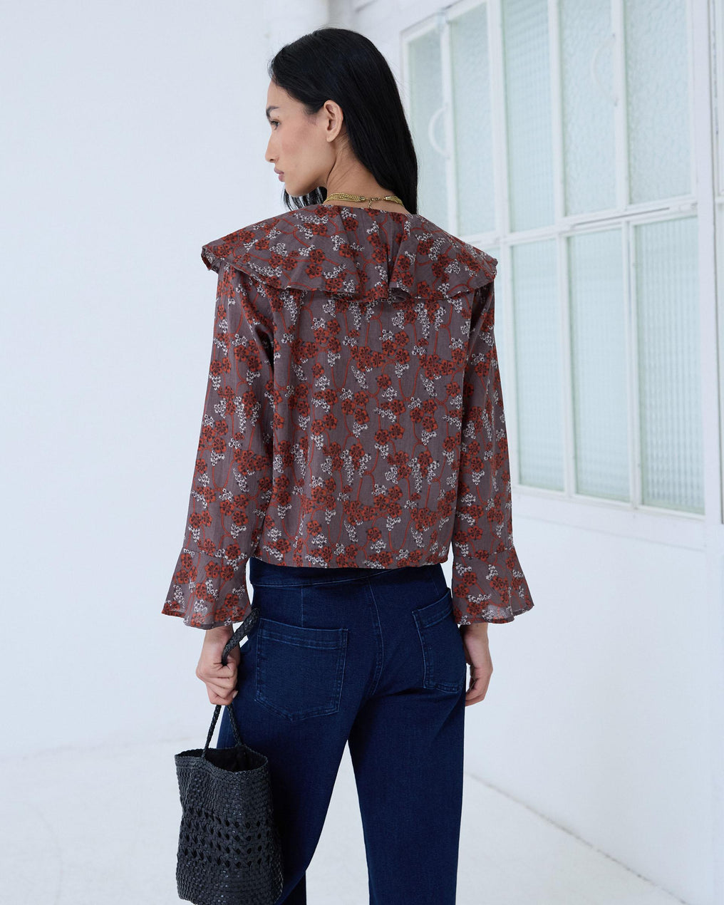 Blusa Volantes Assimétricos Padrão Floral Castanho