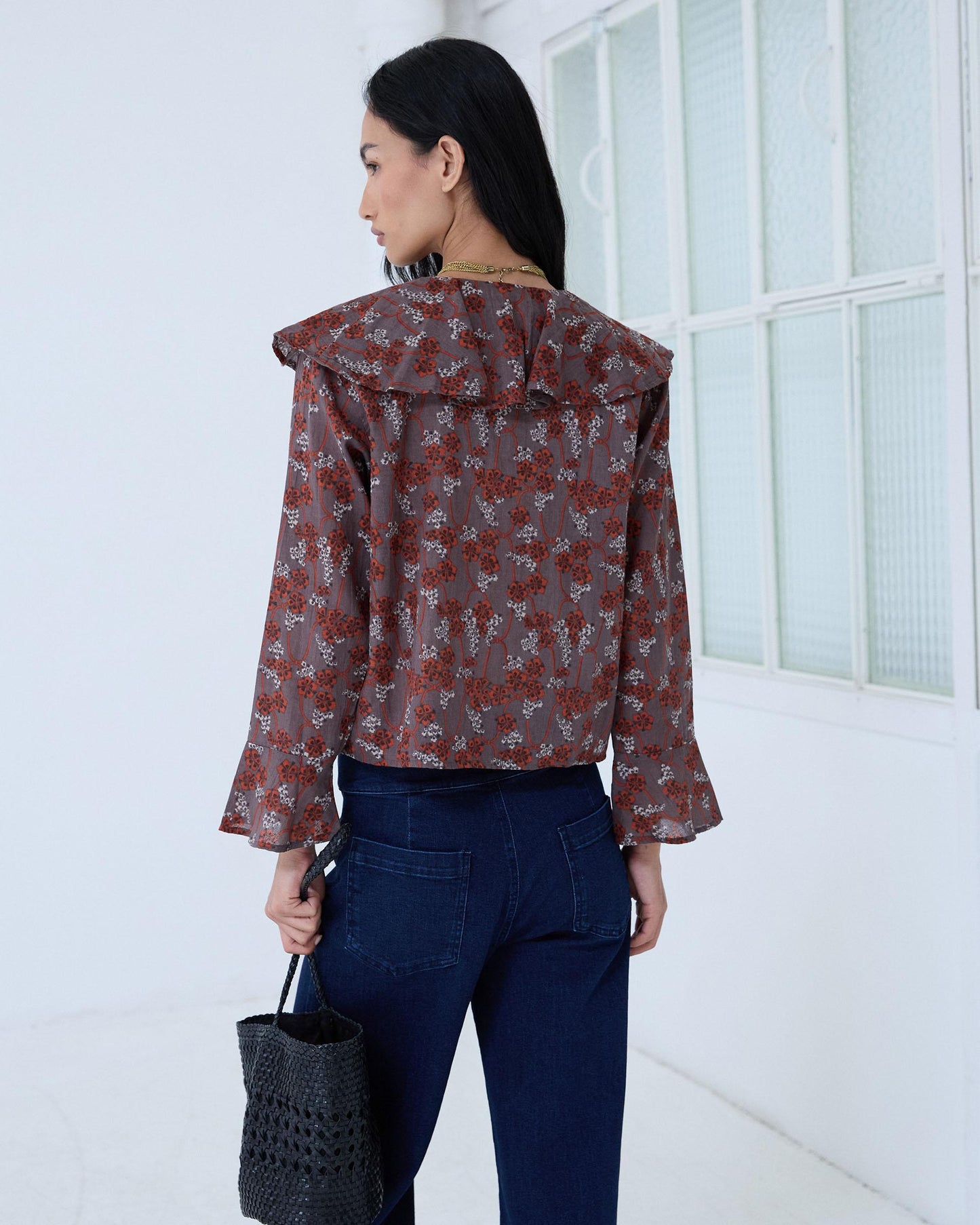 Blusa Volantes Assimétricos Padrão Floral Castanho
