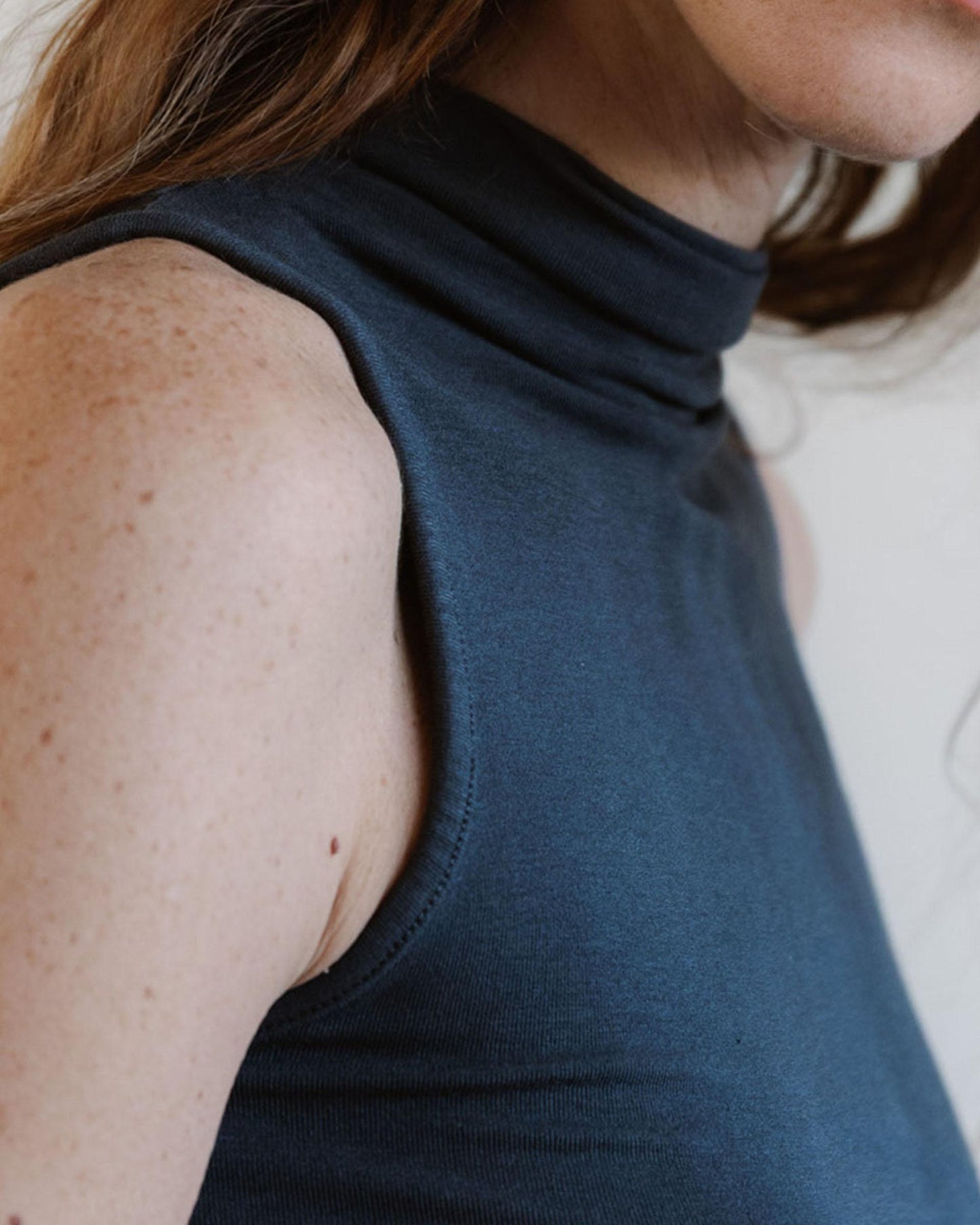 Camiseta Sin Mangas Cuello Subido Antracita