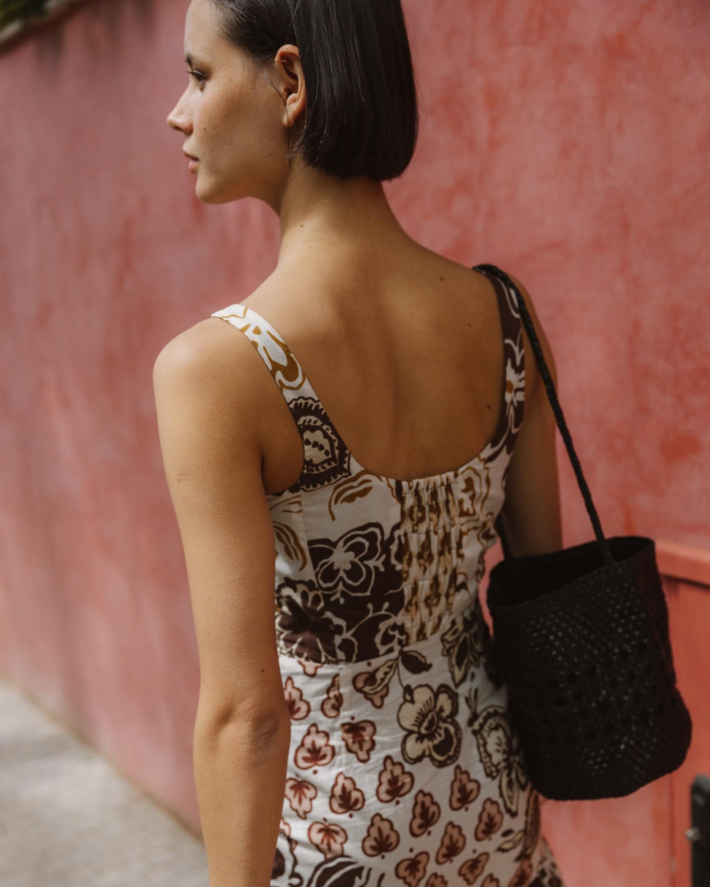 Vestido Tirantes Cortes Estampado Marrón