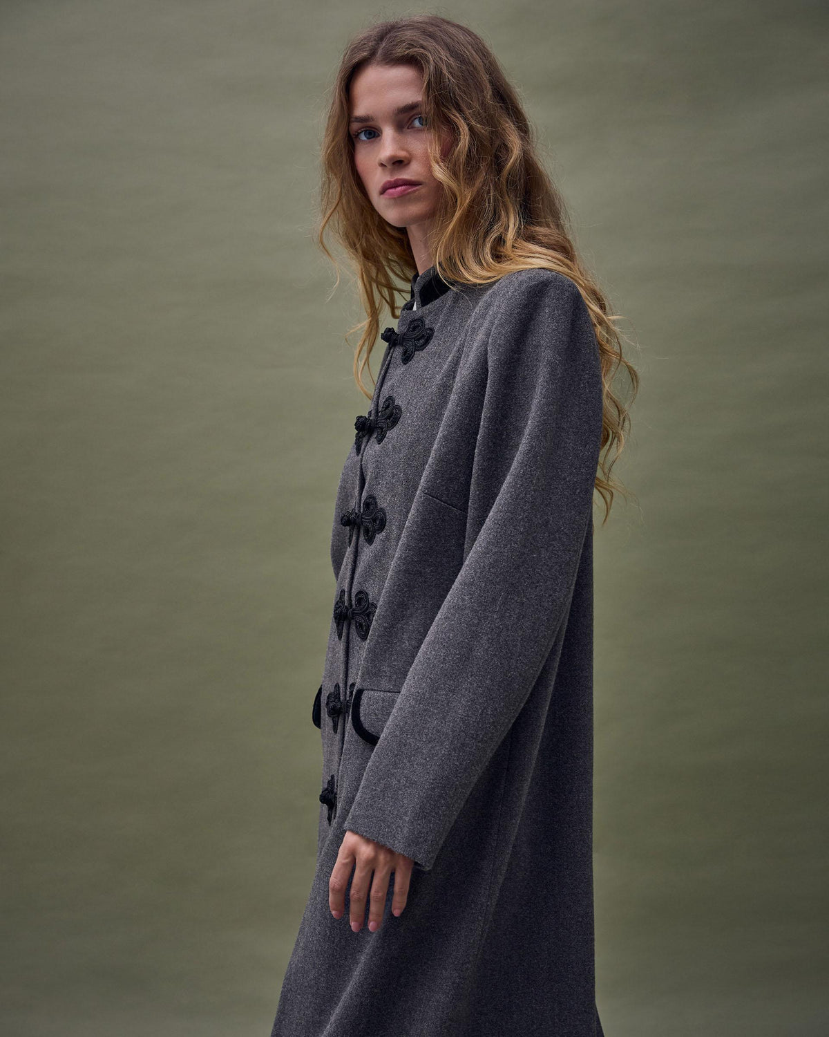 Manteau Long à Brandebourgs Détail Velours Gris